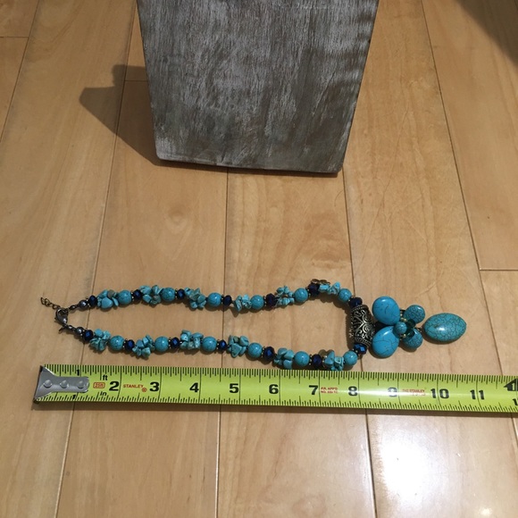 Aqua colored flower necklace - Picture 3 of 3